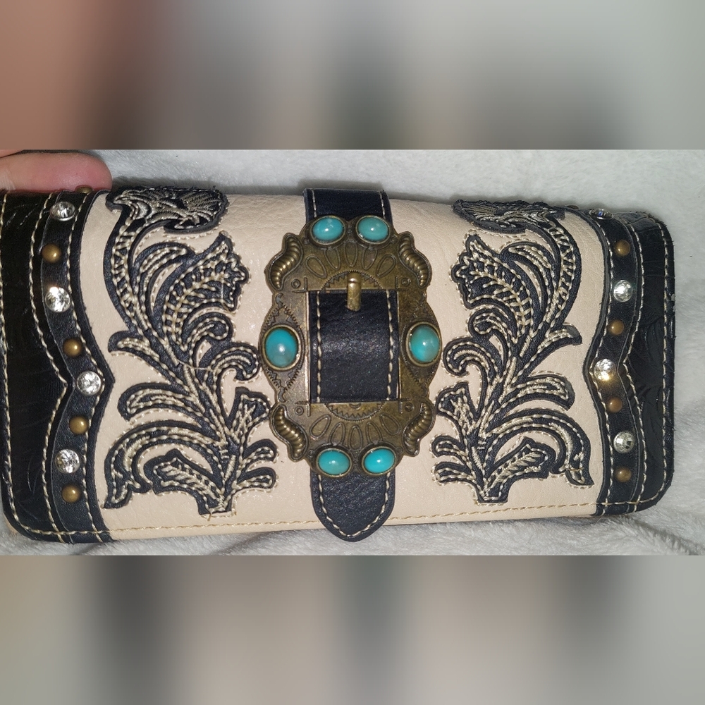 Montana West Black and Cream Women's Clutch Wristlet. Smoke Free Home
